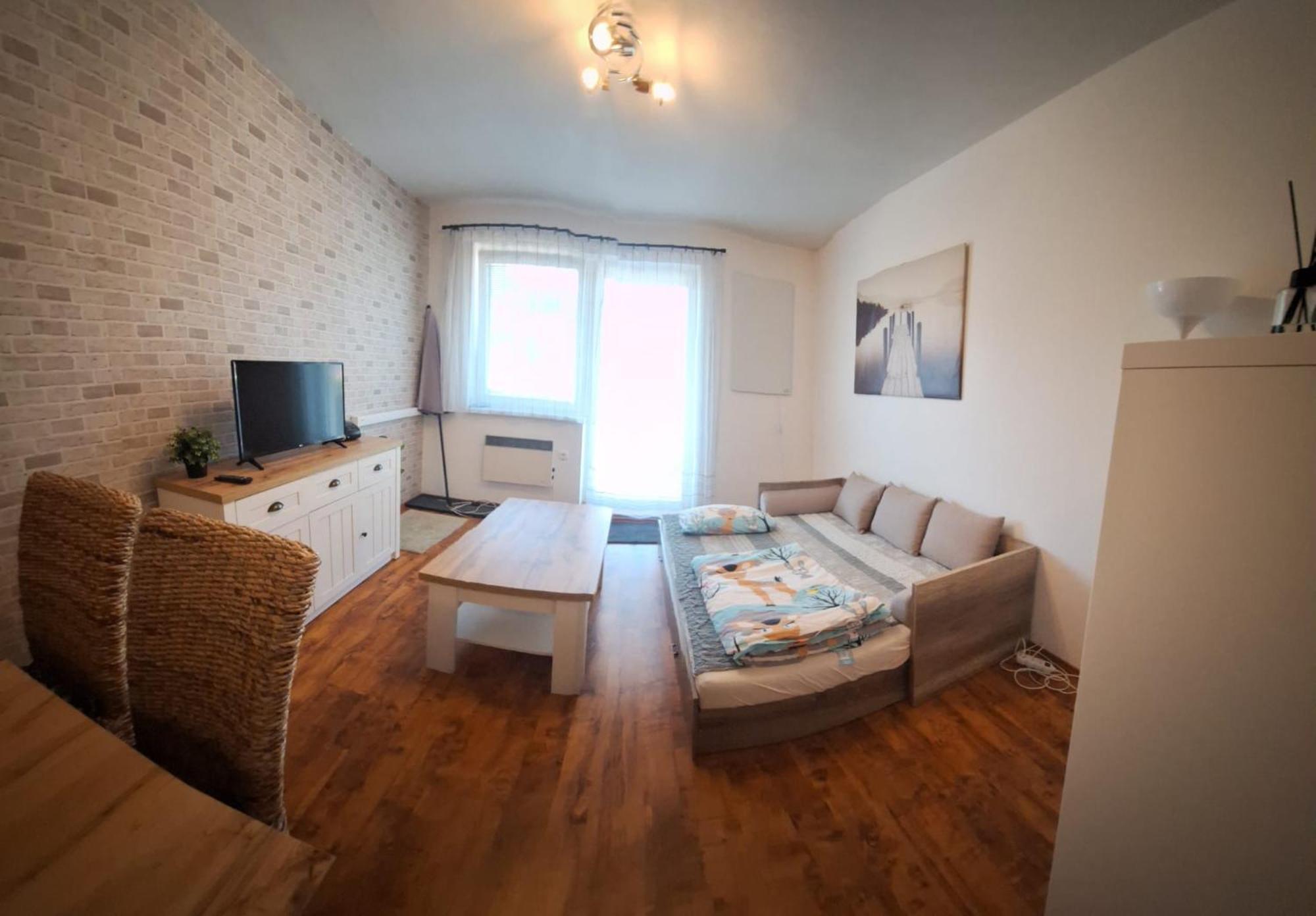Apartman S Terasou Ошчадница Екстериор снимка